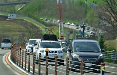 道東道トマム－新得間で札幌方面に向かう車が一時数珠つなぎになる場面も見られた（３日午前１０時ごろ。金野和彦撮影）