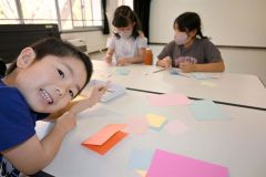 桜の切り紙を作る児童