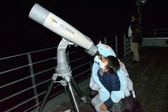 望遠鏡で春の星座などを楽しむ参加者