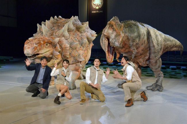 リアルに動く恐竜間近に　渋谷でショー