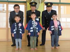 後方右から山澤康宏署長、舩戸幹事長、田中園長、前方右から柊奈ちゃん、晋二郎ちゃん、颯佑ちゃん