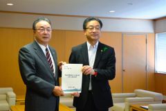 高橋副会頭（左）から要望書を受け取った米沢市長