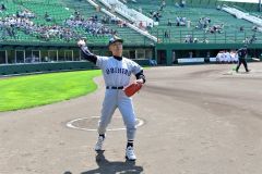 ２０１８年の夏季高校野球十勝支部予選での始球式前に、投球練習をする田村紀人さん