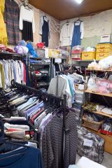 交流拠点内のリサイクルコーナーでは衣類や雑貨などが販売されている