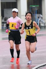 女子３０００メートル　飛澤幸恵（左、十勝陸協）　西川未桜（右、芽室高）