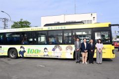 大谷高校１００周年を記念しラッピングを施した十勝バス。右から２人目が近藤本部長