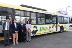 大谷高校１００周年を記念しラッピングを施した十勝バス。右から２人目が近藤本部長