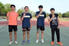 男子４００メートルリレー予選で４１秒９７、決勝でも４２秒０４の大会新を打ち立てた白樺学園。（左から）金澤、部田、上村、松本