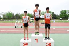 男子５０００メートル表彰　左から安田塙史、大友悠輝、染谷真穂（以上白樺学園）