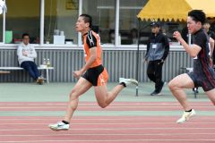 男子１００メートル準決勝２組　部田柊生（左、白樺学園）
