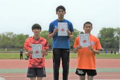 男子１００メートル表彰　左から松本琢夢、金澤世凪、部田柊生（以上白樺学園）
