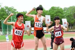 男子８００メートル表彰。（左から）工藤春（帯柏葉）、藤田悠聖（白樺学園）、須長柊太（帯三条）