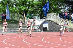 女子２００メートル決勝　槙杏奈（右、帯南商）