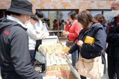 士幌高校でつくられた加工品を購入する来場者（右）
