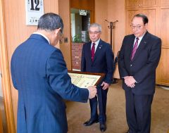 竹中町長から感謝状を受け取る山本代表理事組合長（右、上士幌町提供）