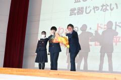 お礼の花束を贈呈した生徒と岩元さん（右）