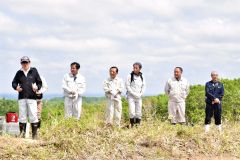 植樹祭に参加した（左から）川田社長、芳賀局長、喜多・鈴木両道議、安井町長、小原副組合長