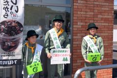 緑の募金へ協力を呼び掛ける（左から）桑水流さん、愛澤団長、武藤さん