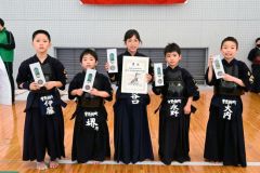 団体戦小学生低学年の部３位の音更柳町Ａ。（右から）大内、永野、谷口、堺、伊藤