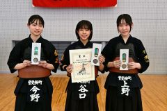 団体戦中学女子３位の音更柳町Ａ。（右から）上野、谷口、今野