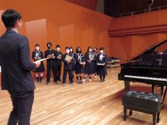 ファツィオリ社製ピアノを見学する中学生たち