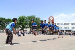 大縄飛び種目の緑園ジャンプで競う生徒（２７日・帯広緑園中）