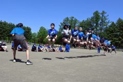 「それっ！」。クラスメートと息ピッタリにジャンプ。集団繩跳びに挑戦する生徒ら（２５日・音更共栄中、内形勝也撮影）