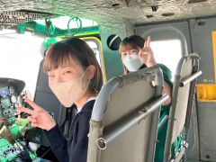 ヘリコプターに乗り込んだ（左から）山根琴子さん（２０）と武長颯希さん（１９）