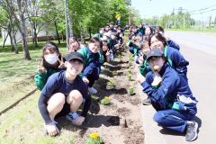 高校生が花壇整備ボランティア　大樹 2