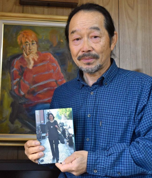 亡き妻が記した原稿を一冊に　池田の画家由良さんが出版