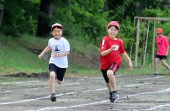 同級生は１人だけ。４年の若山裕斗さんと大岡己真さんによる徒競走
