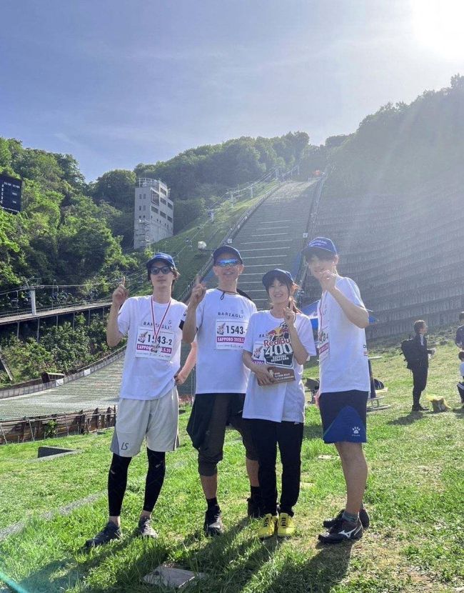 大倉山ジャンプ台駆け上がる　「世界一過酷な４００メートル走」　帯広の宮本さん家族が優勝