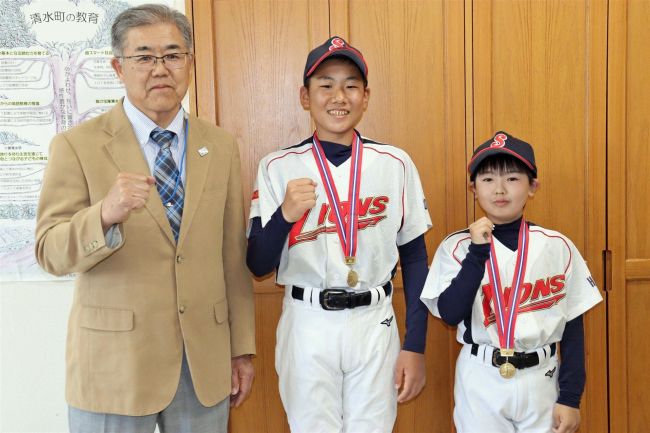 「目標は優勝！」　学童軟式野球北北海道大会へ出場　清水小児童の２人　教育長表敬
