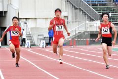 男子８種競技・１００メートル　三好慶悟（中央、帯柏葉）