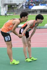 男子１５００メートル　優勝関雄也（左、白樺学園）　６位藤田悠聖（右、同）