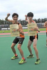 男子１５００メートル　優勝関雄也（左、白樺学園）　６位藤田悠聖（右、同）