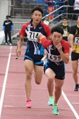 男子４００メートルリレー　旭川志峯２走・石田正龍（左、浦幌中出）