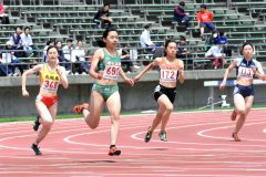女子２００メートル　槙涼奈（手前左、帯南商）