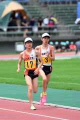 男子５０００メートル決勝　１１位安田塙史（左、白樺学園）　１２位大友悠輝（右、白樺学園）