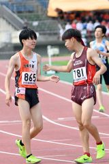 男子８００メートル決勝　藤田悠聖（左、白樺学園）　須長柊太（右、帯三条）
