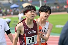 男子８００メートル決勝　６位須長柊太（左、帯三条）　４位藤田悠聖（右、白樺学園）