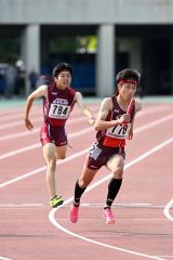 男子１６００メートルリレー　帯三条　３走山田拓実（左）　４走加藤哲太（右）