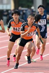 男子１６００メートルリレー　白樺学園　３走中村健吾（左）　４走部田柊生（右）