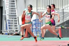 女子２００メートル　槙涼奈（左、帯南商）