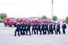 小隊訓練で行進する消防団員

