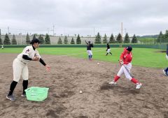 野球教室で打撃指導を受ける小学生