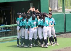 試合開始前に円陣を組む札幌新陽高。十勝出身選手も活躍した