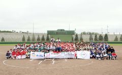 ６チーム選手と野球教室に参加した小中学生、関係者全員で記念撮影