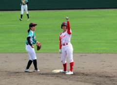 【札幌新陽―旭川明成】旭川明成は三回、決勝打を放った野口が二塁ベースでガッツポーズを見せる