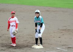 【札幌新陽―旭川明成】札幌新陽は六回、林が振り逃げで出塁し一塁ベースで笑顔を見せる
